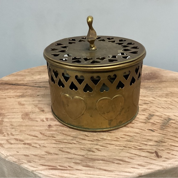 🟡 Vintage Brass Lidded Hearts Basket / Dish / Trinket Holder / Patina Farmhouse - Picture 3 of 15